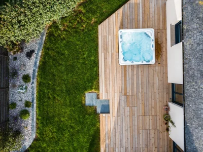installation spa traditionnel sur terrasse a Brignogan par Carre Vert Paysages